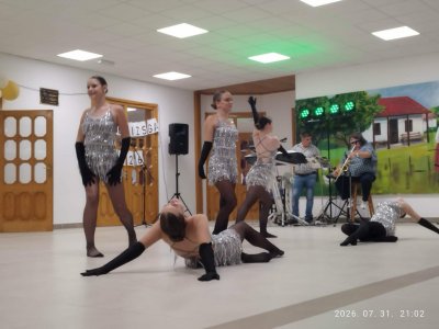 BÁCSFEKETEHEGYEN MUTATKOZTAK BE A MODERN TÁNCOSOK