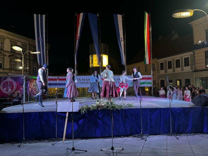 ESZÉKEN LÉPETT FEL A KISCIMBORA TÁNCEGYÜTTES