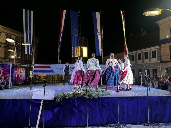 ESZÉKEN LÉPETT FEL A KISCIMBORA TÁNCEGYÜTTES