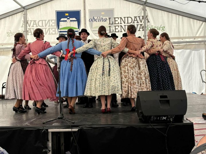 XV. NEMZETKÖZI NÉPTÁNCFESZTIVÁL LENDVÁN-A Kiscimbora táncegyüttes fellépése